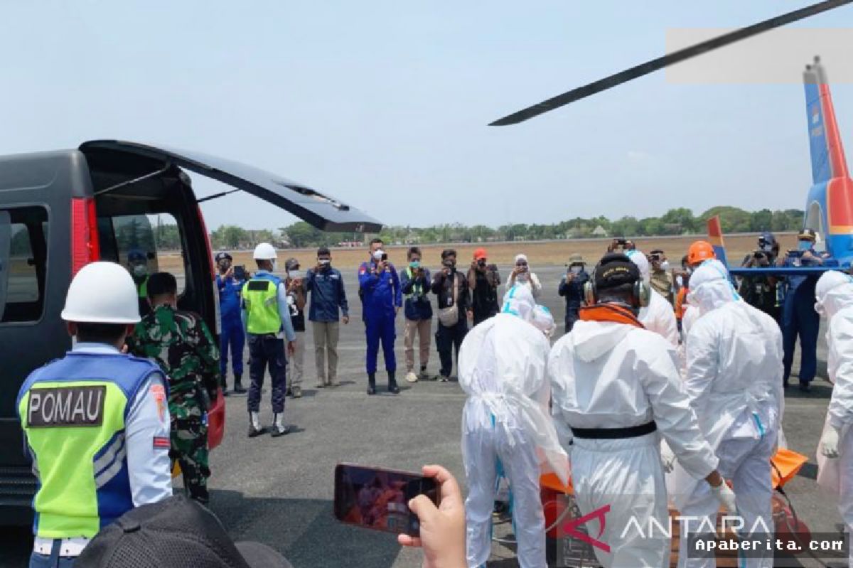 Banjarbaru — Helikopter Polri Evakuasi Dua Jenazah Korban Kapal Virgo