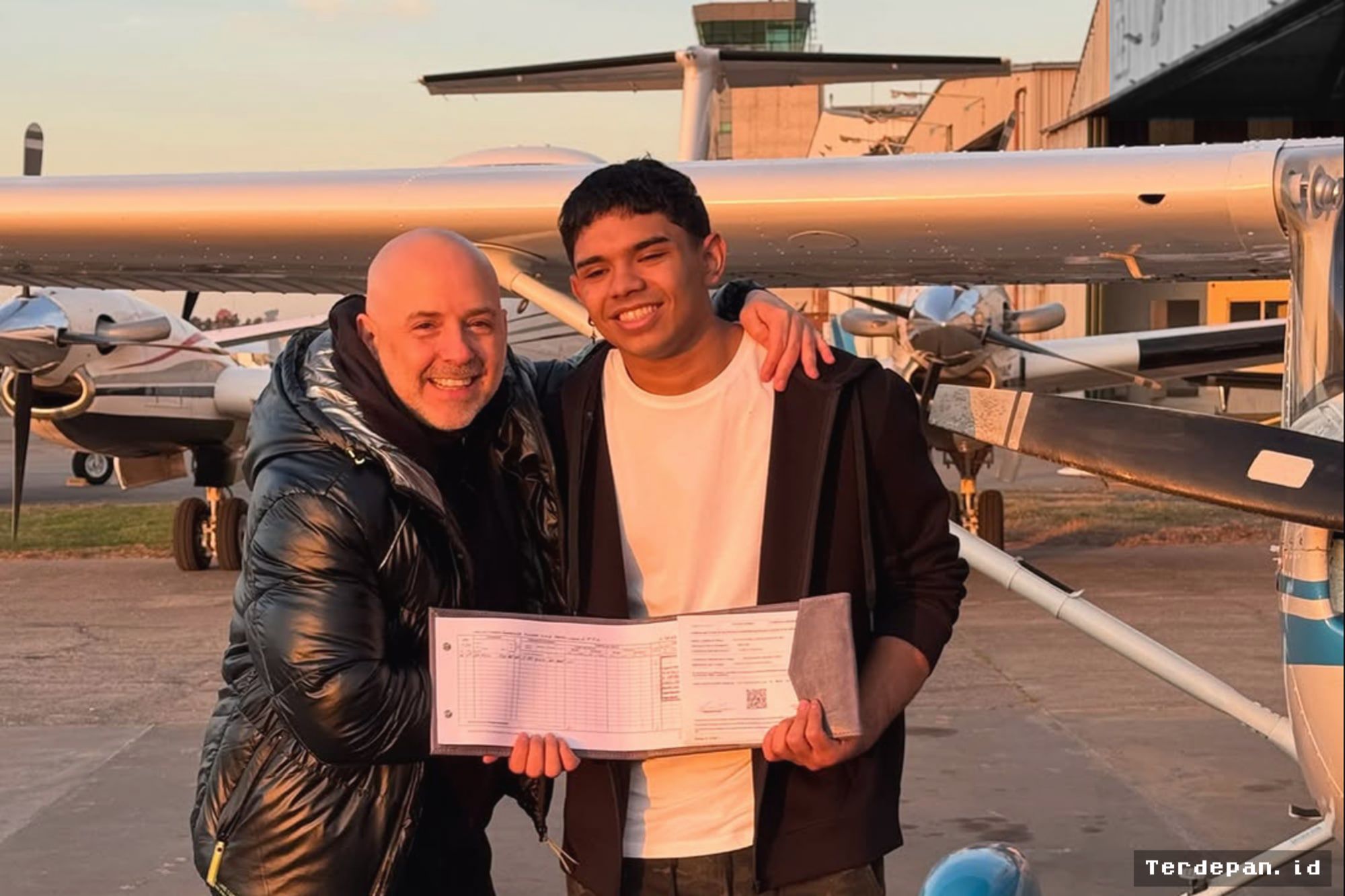 Muscari — Putra Produser Teater Argentina Raih Lisensi Pilot