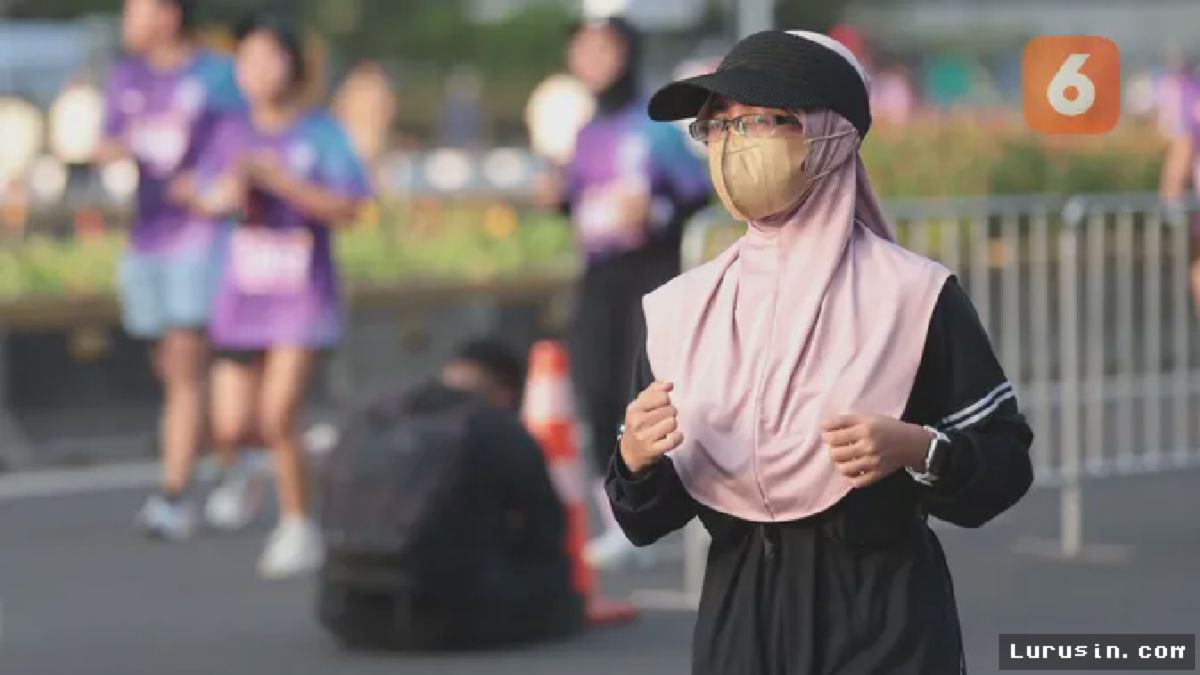 Jakarta — Warga Padati CFD Bermasker Imbas Paparan Abu Vulkanik