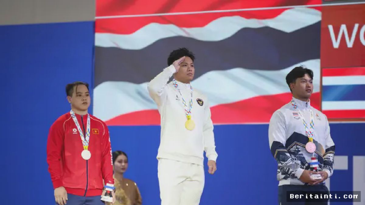 Rahmat Erwin Abdullah Raih Emas Angkat Besi SEA Games 2025