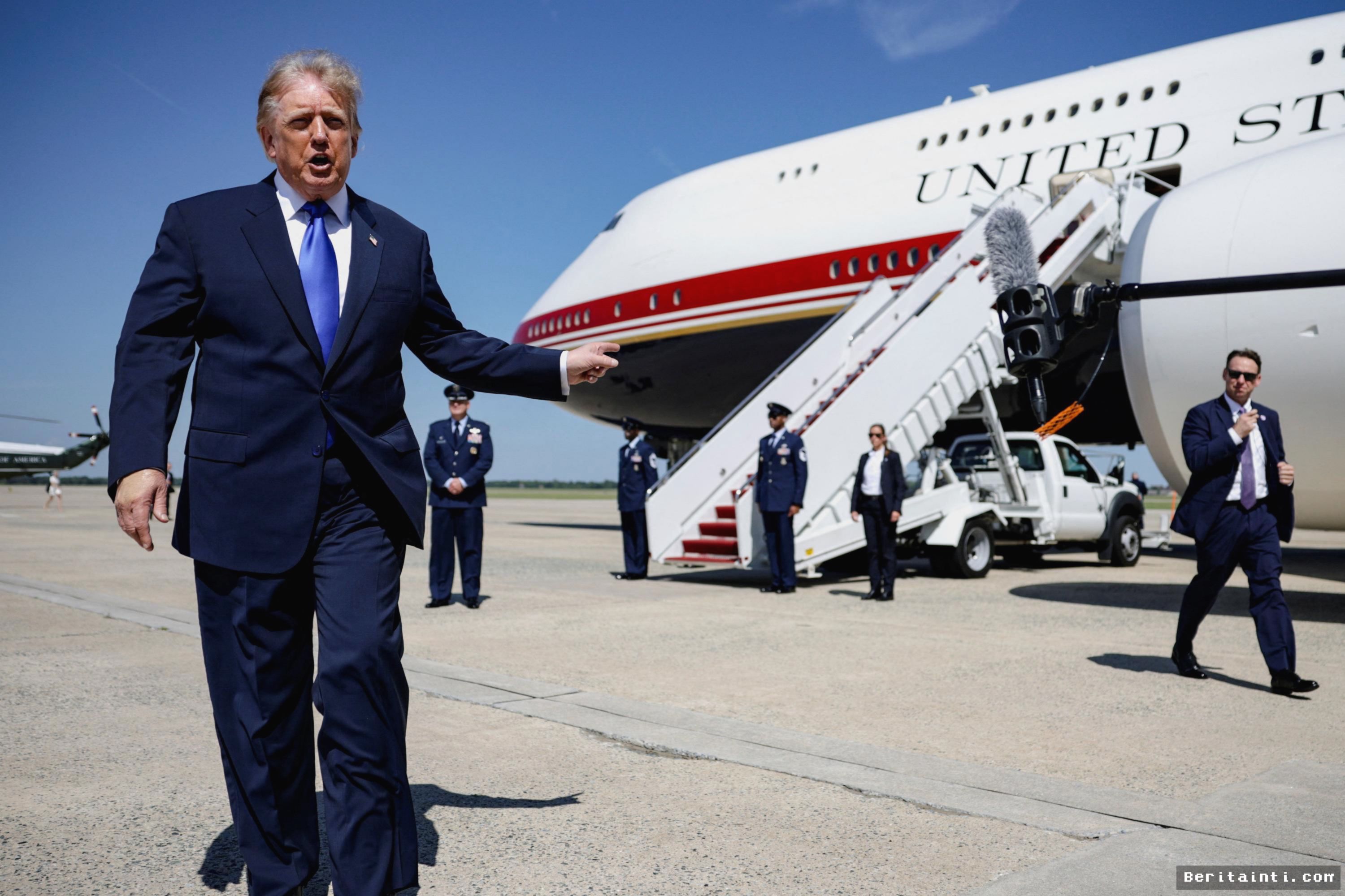 [WASHINGTON] — Seluncur Darurat Terbuka Mendadak, Penerbangan Jet Kepresidenan Trump Tertunda