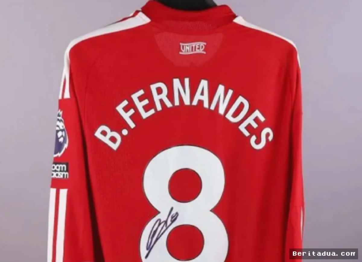 MANCHESTER — Jersey Hat-trick Bruno Fernandes Terjual Rp450 Juta di Lelang