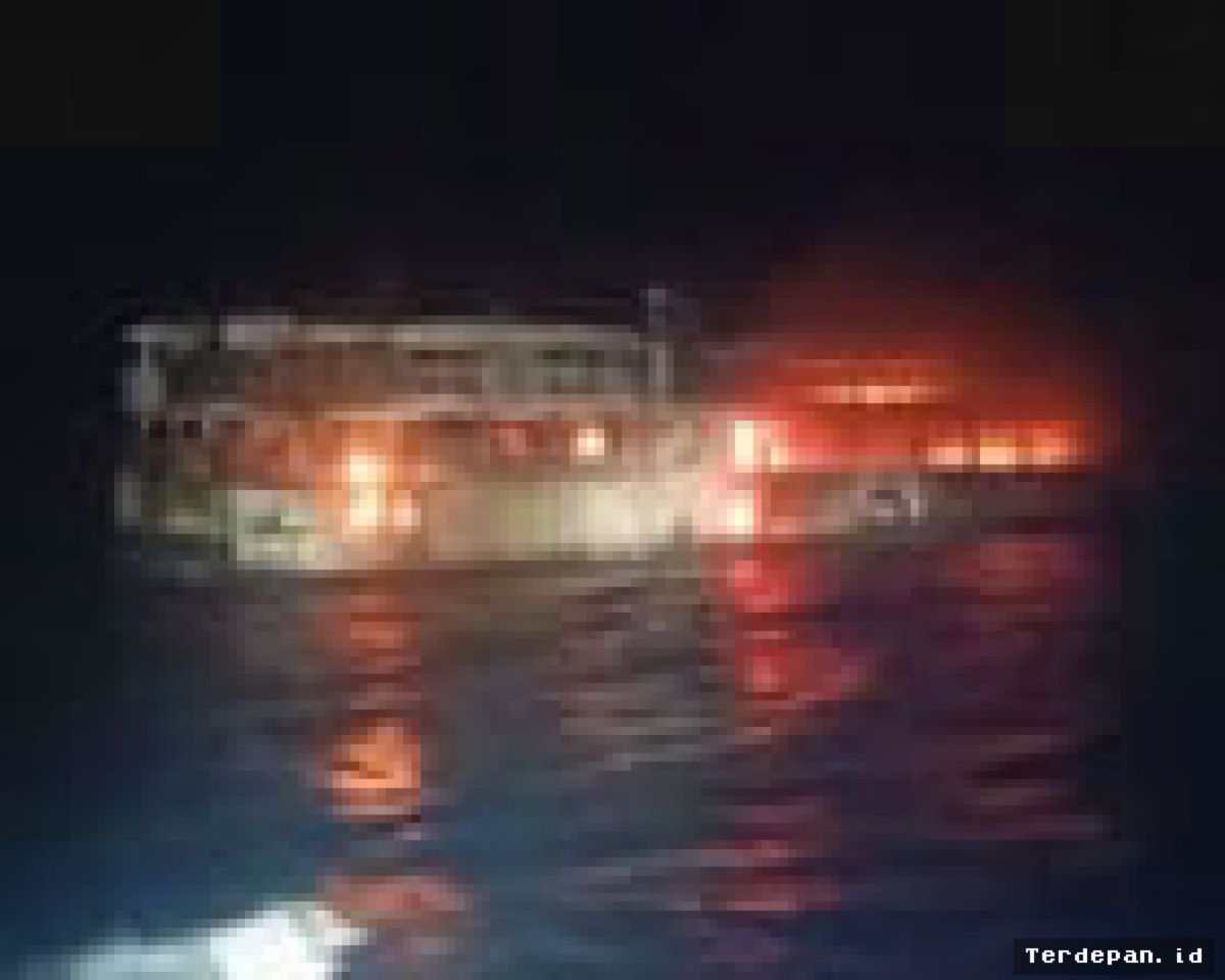 FILIPINA — Kapal Feri MV June Aster Terbakar, Puluhan Korban Hilang
