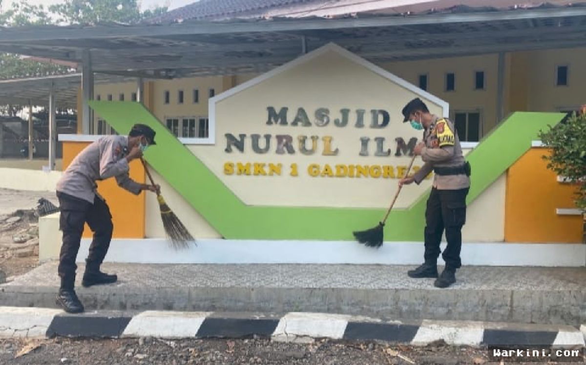 Pringsewu Diselimuti Abu Krakatau, Petugas Gabungan Bersihkan Sekolah dan Rumah Ibadah