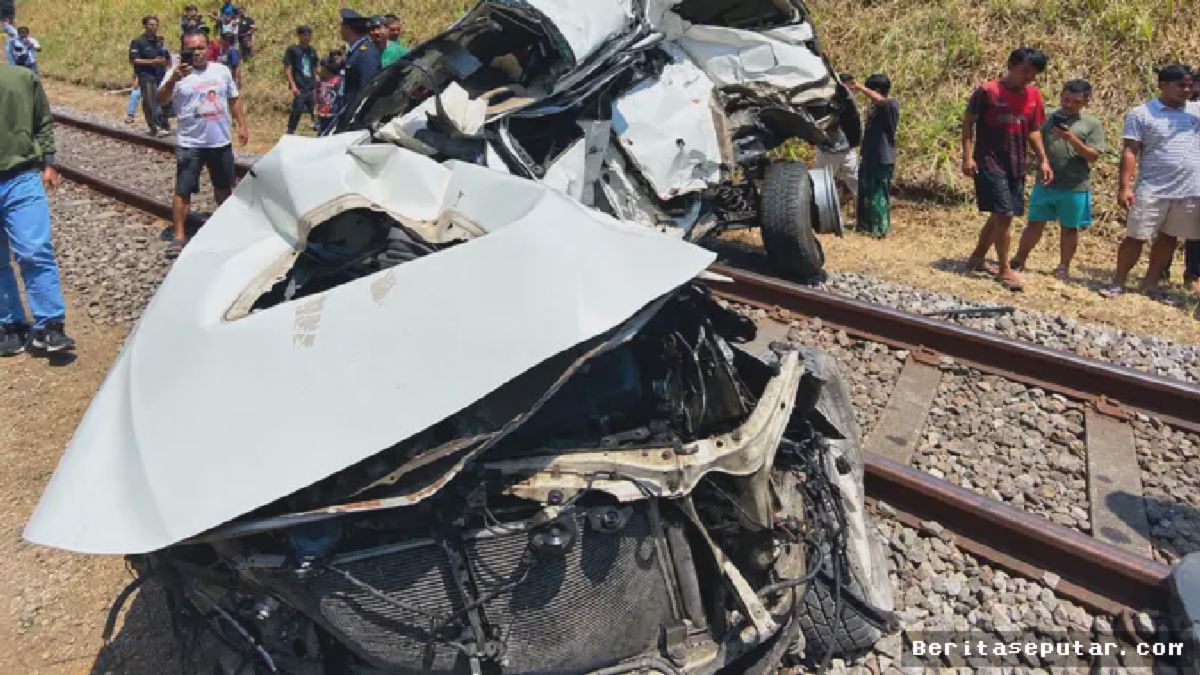 JEMBER — Mobil Fortuner Ringsek Ditabrak KA Ijen Express, Pengemudi Tewas