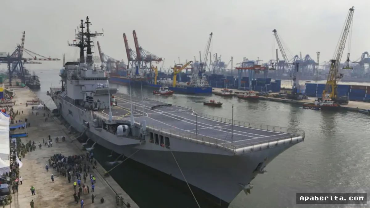 Kapal Induk Giuseppe Garibaldi Merapat di Dermaga Tanjung Priok Jakarta