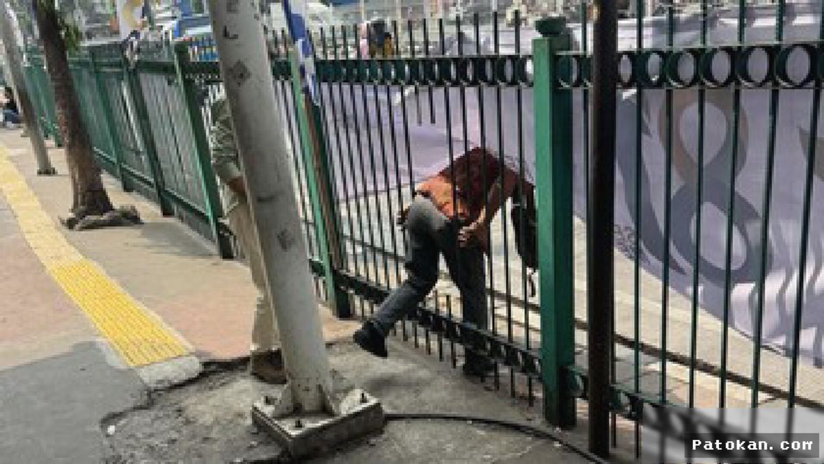 Warga Jatinegara Nekat Terobos Celah Pagar Demi Hindari JPO