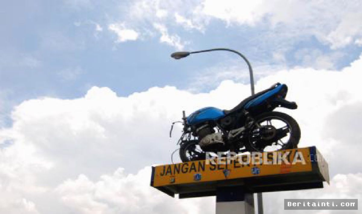 SUKABUMI — Gamis Tersangkut Rantai Motor, Seorang Wanita Jatuh ke Sungai