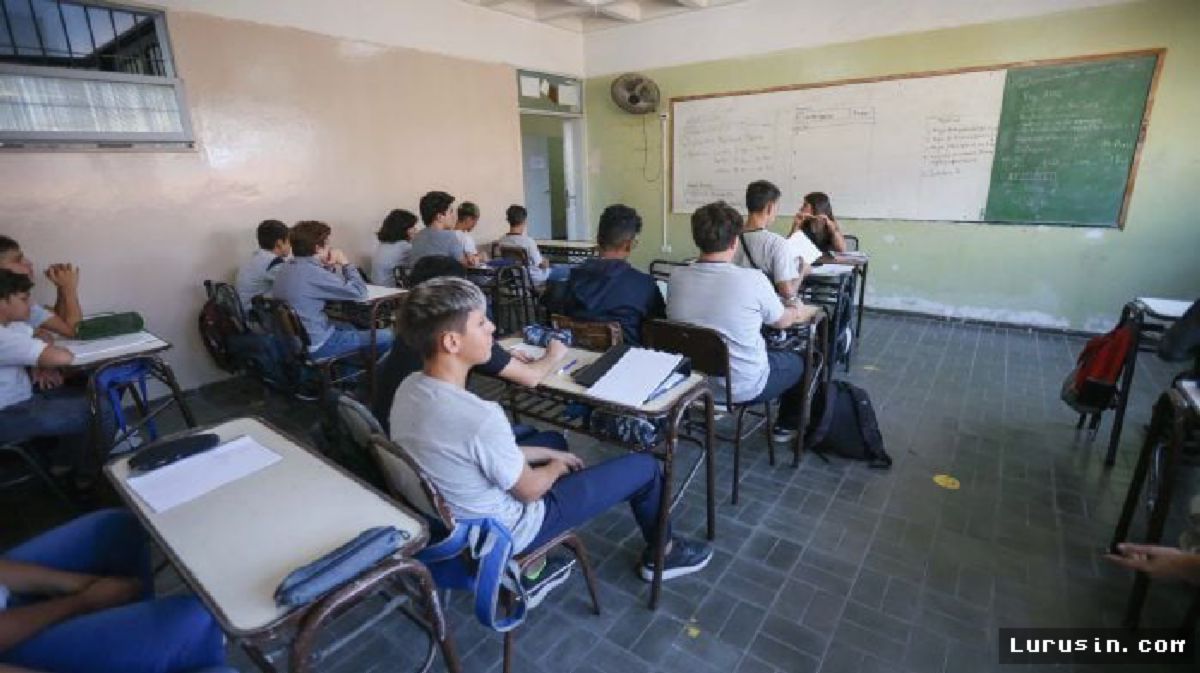 Sistem Sekolah Menengah Ambruk: Kurikulum Abad Ke-19 Gagal Hadapi Era AI