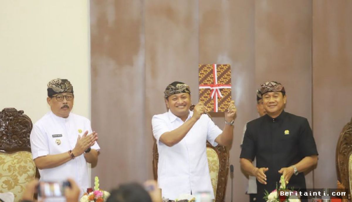 GIANYAR — Pemkab dan DPRD Sahkan Dua Perda Strategis Daerah