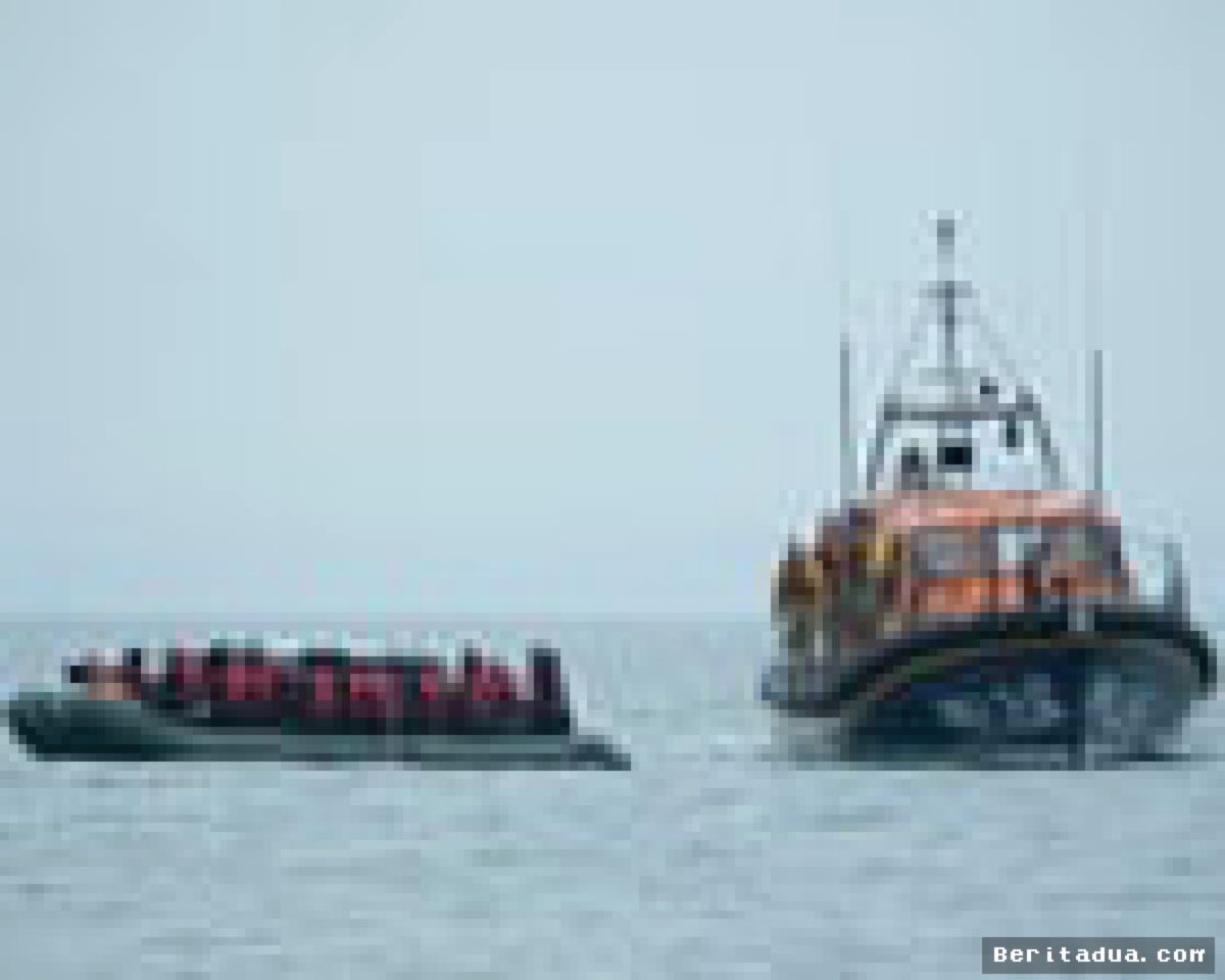 INGGRIS — RNLI Tetap Selamatkan Pencari Suaka Meski Diserang Ekstremis