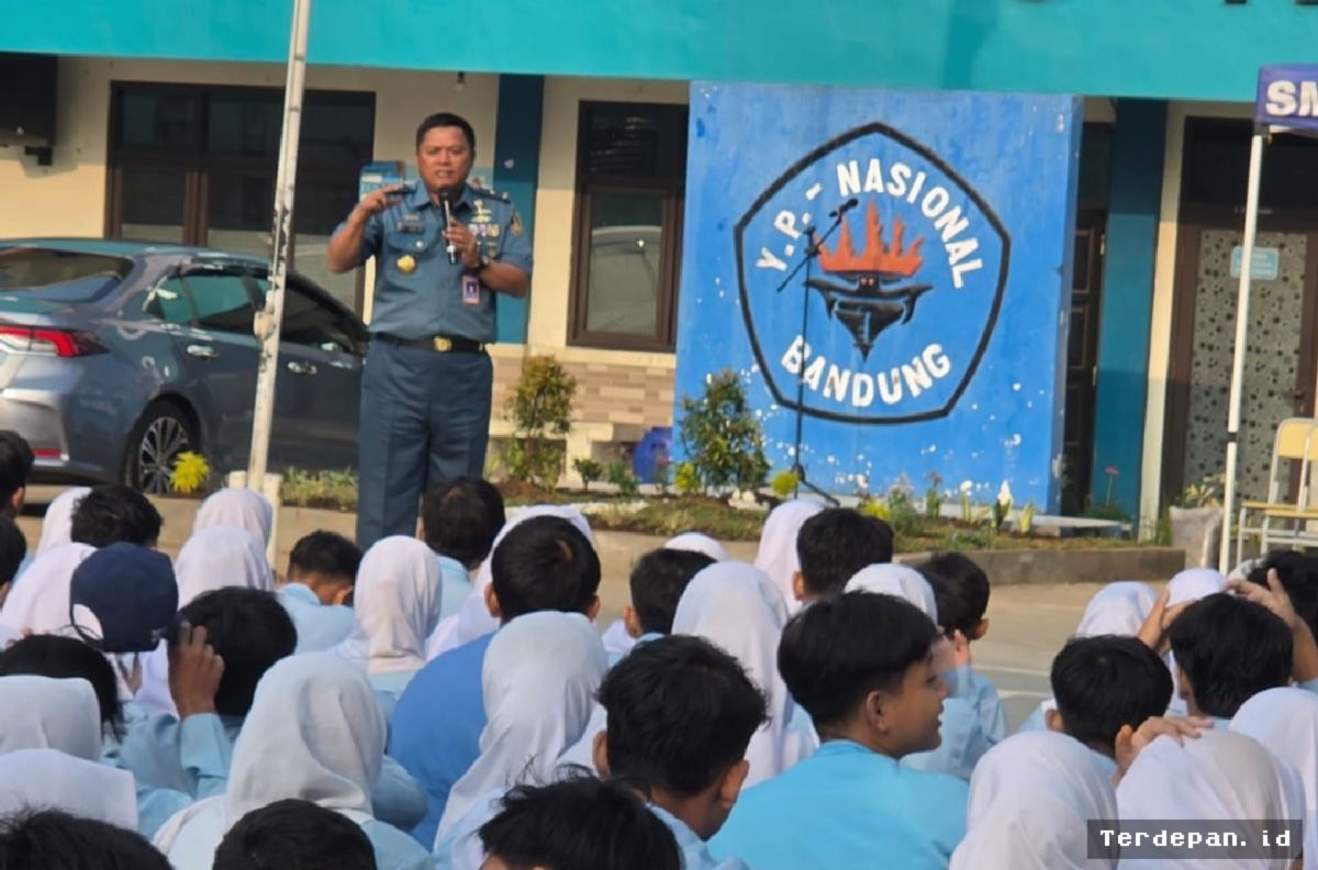 BANDUNG — Laksma Asep Iwa Soemantri Bagikan Kisah Inspiratif ke Siswa