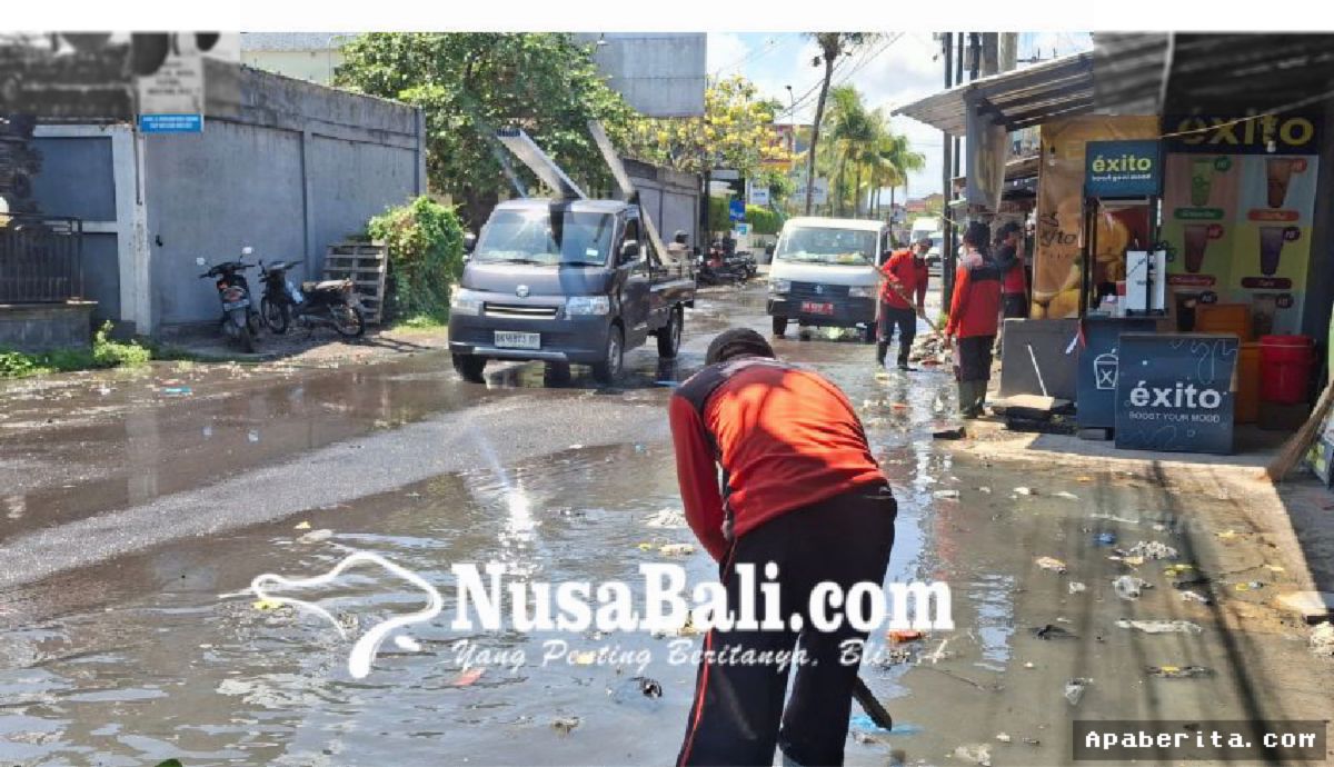 Tabanan — Tumpukan Sampah Sumbat Saluran Irigasi dan Rendam Jalan Jepun