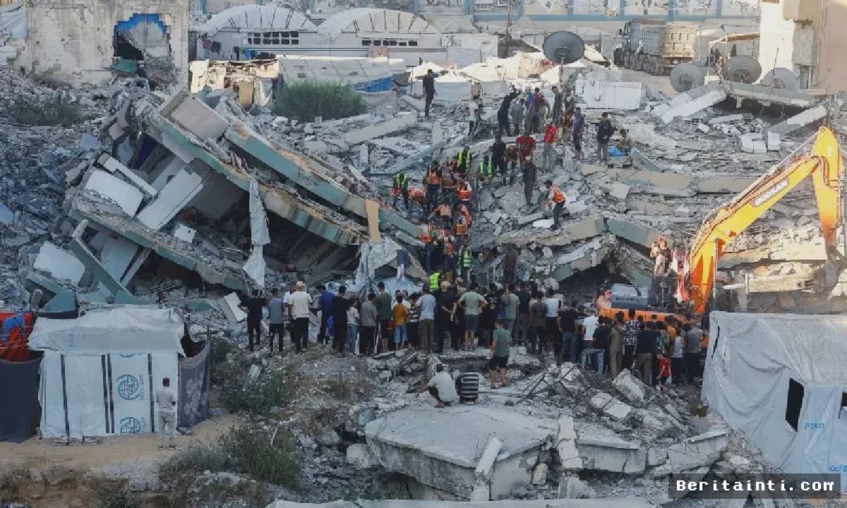 GAZA — Gedung Rusak Ambruk, 12 Warga Tewas Tertimpa Reruntuhan