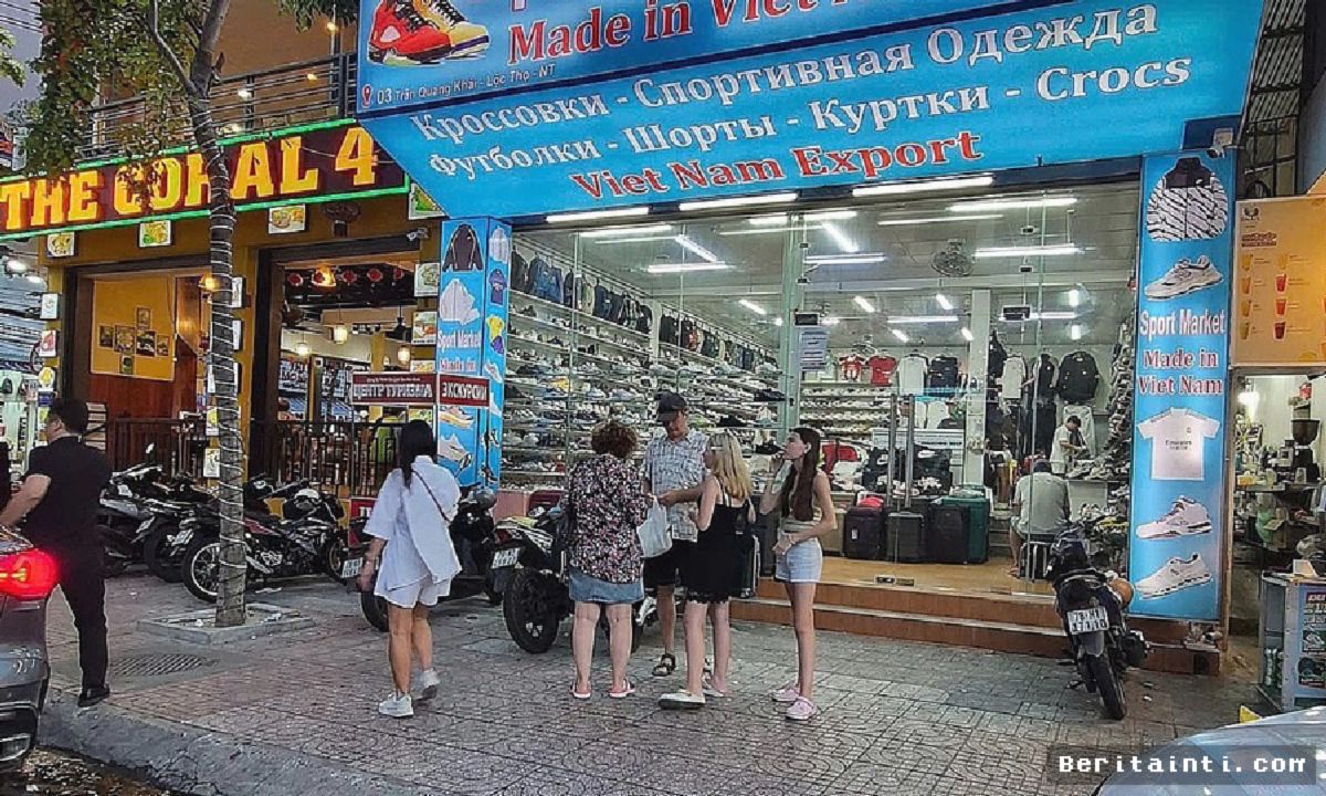 VIETNAM — Penjualan Sepatu Palsu di Nha Trang Tembus hingga Rusia