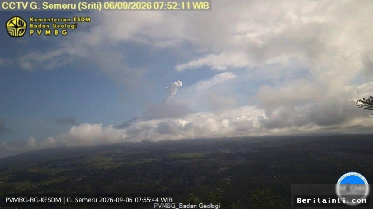LUMAJANG — Gunung Semeru Meletus Semburkan Kolom Abu Setinggi 1.000 Meter