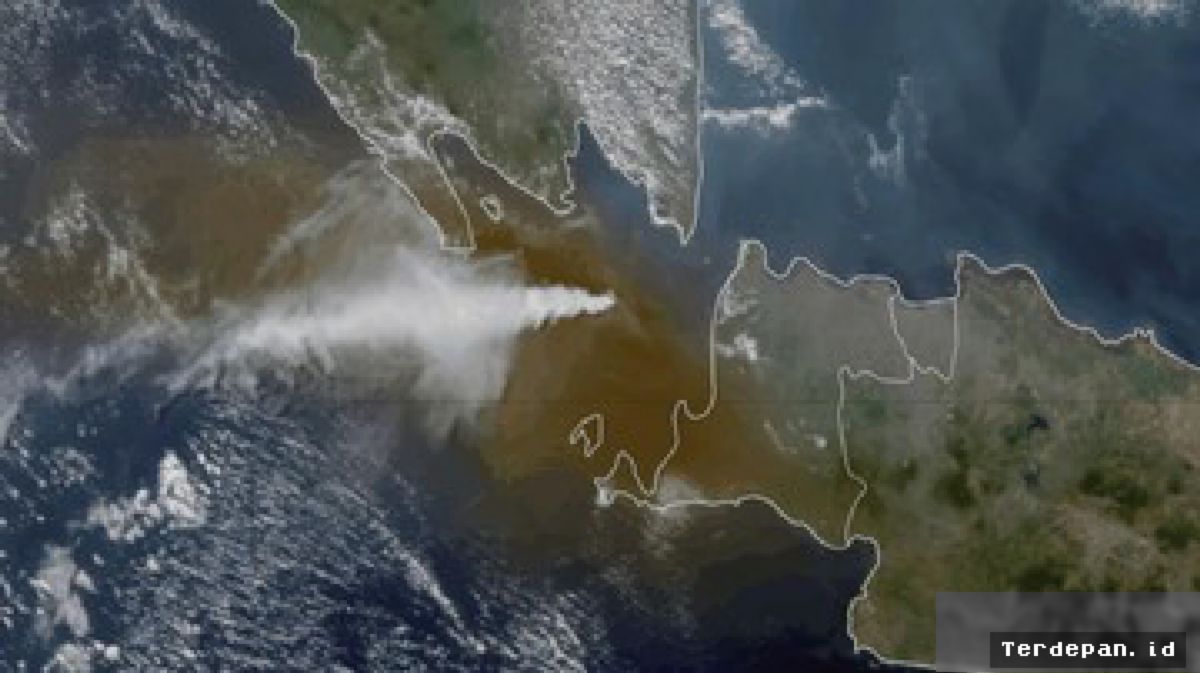 Anak Krakatau — Erupsi Anak Krakatau Terekam Citra Satelit dan Drone
