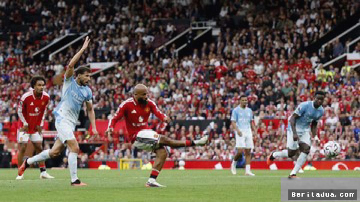 MANCHESTER — Jaap Stam Semprot Empat Bintang MU Usai Dihajar City