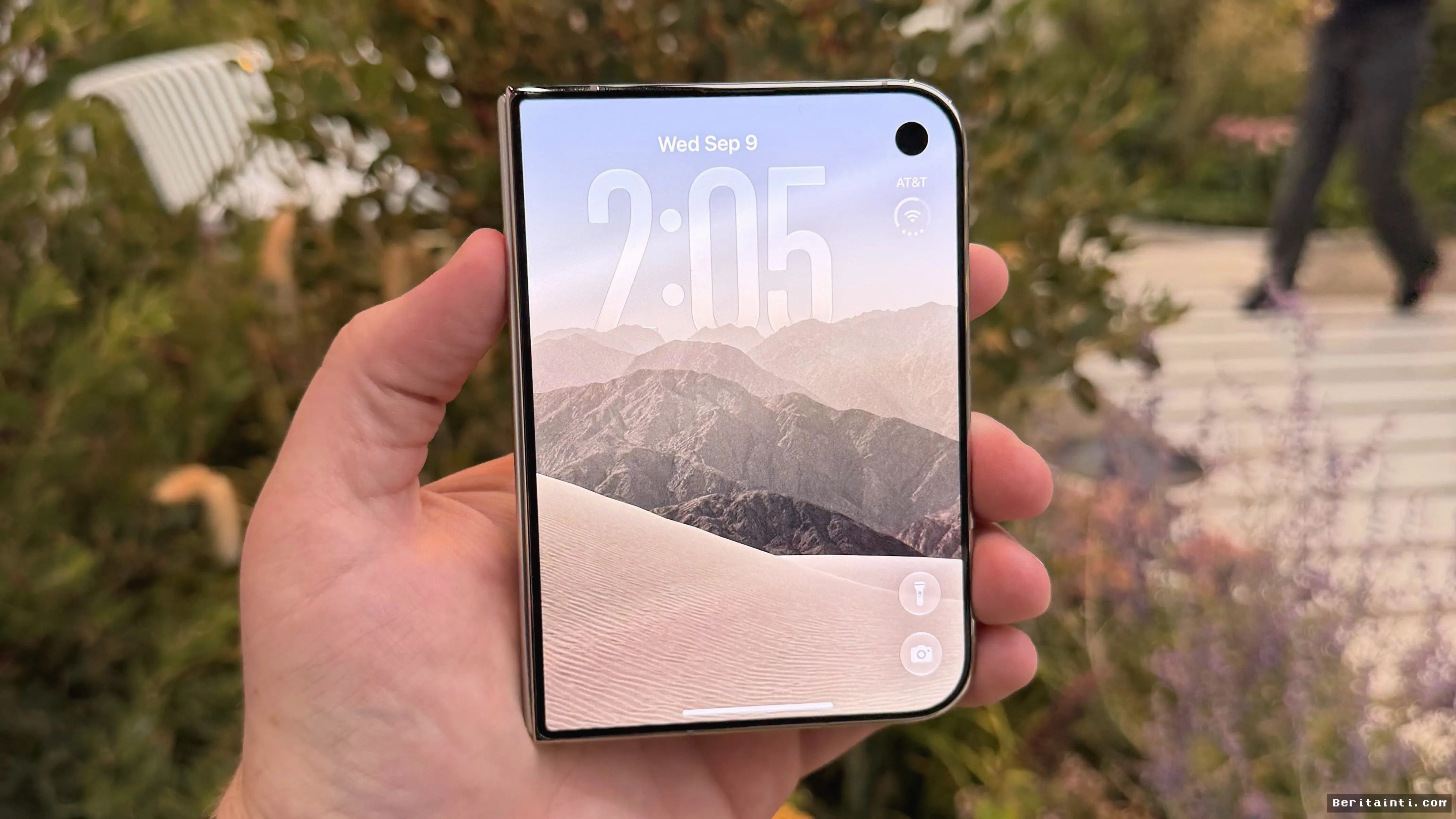 CUPERTINO — Apple Alihkan Fokus iPhone Baru ke Pengembangan Perangkat Lunak AI