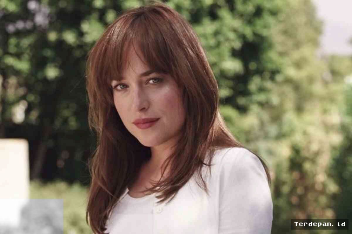 NEW YORK — Dakota Johnson dan MGK Terlihat Bersama di New York