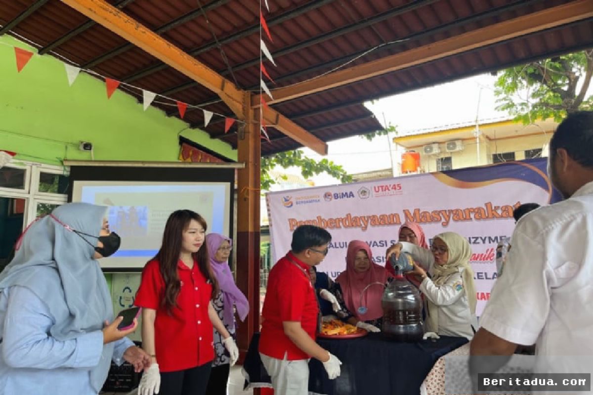 JAKARTA — UTA 45 Latih Warga Olah Sampah Organik Jadi Sabun