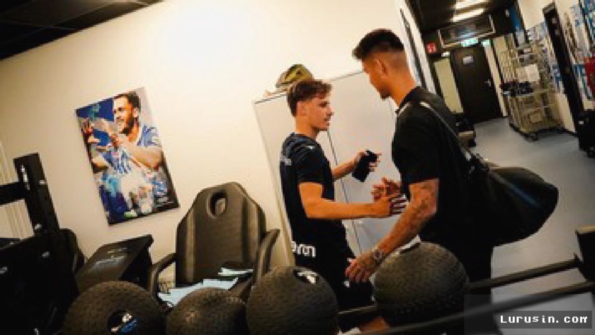 FC Twente — Mees Hilgers Ungkap Momen Lucu di Ruang Ganti