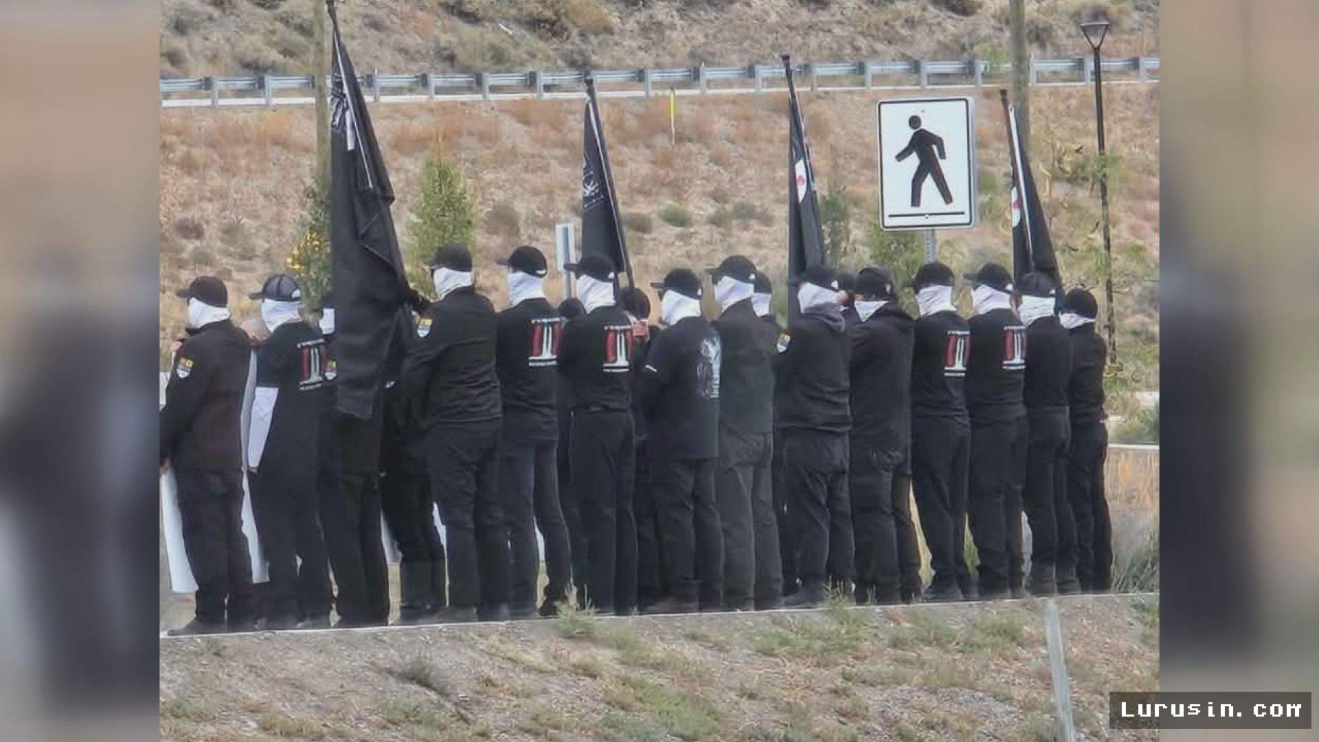 Tkʼemlúps te Secwépemc — Kepala Suku Telift Protes Grup Nasionalis Putih