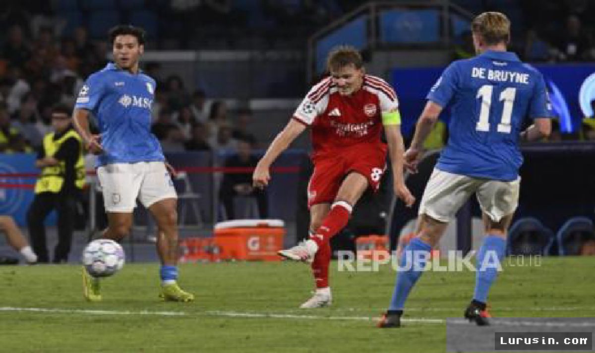 NAPOLI — Gol Martin Odegaard Kunci Kemenangan Penting Arsenal