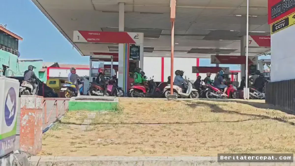 MAKASSAR — Antrean BBM Parah Bikin Operator SPBU Tumbang Kena Tipes