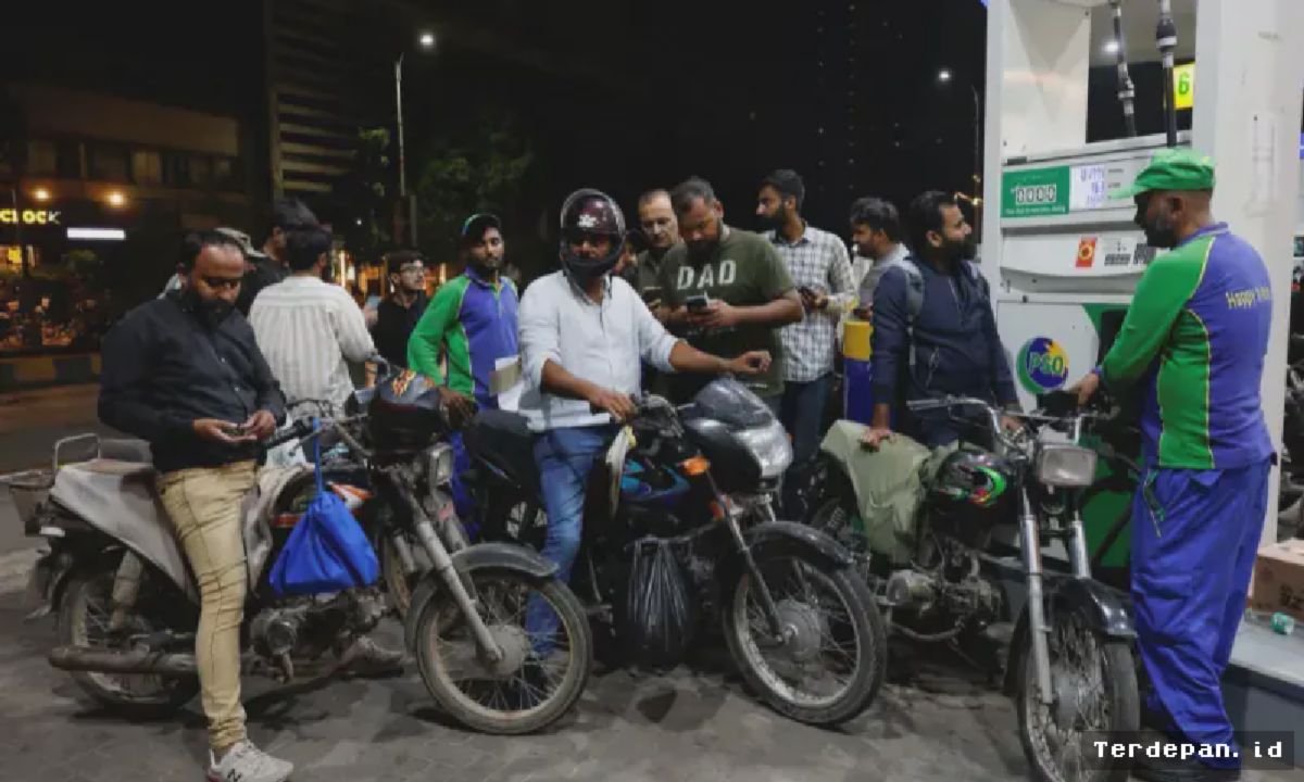 Pakistan Pangkas Harga BBM, Petrol Turun Rp2,27 per Liter