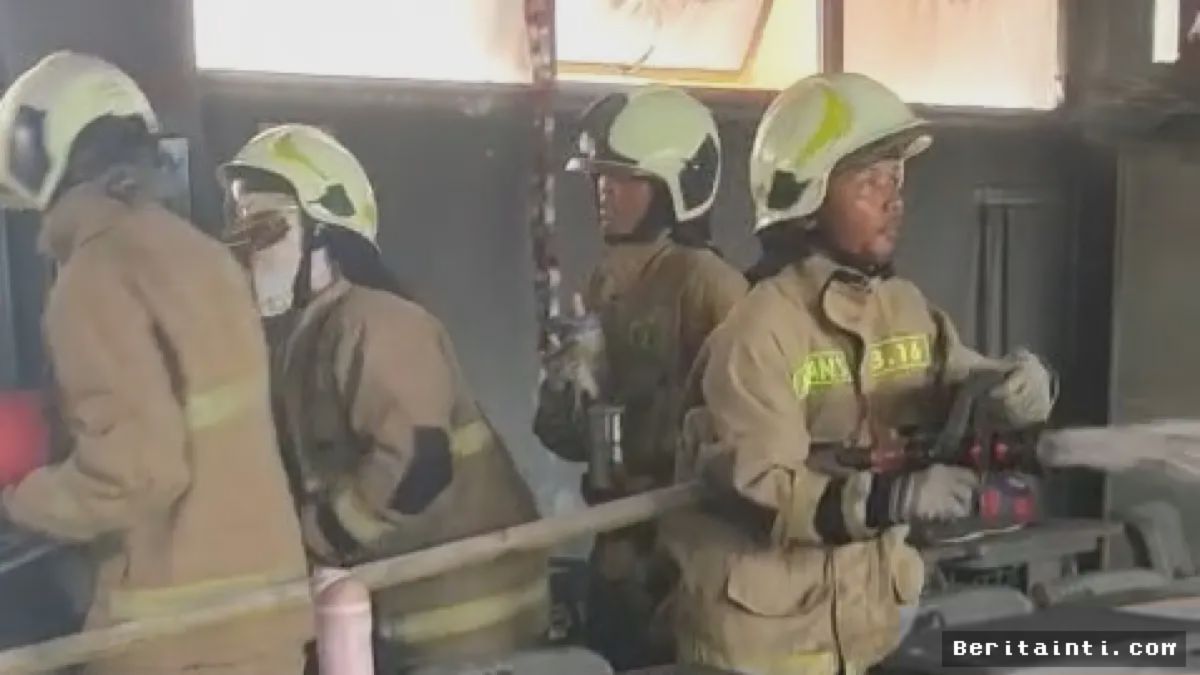 Kembangan — Lantai Tiga Gedung Sekolah Terbakar di Siang Bolong