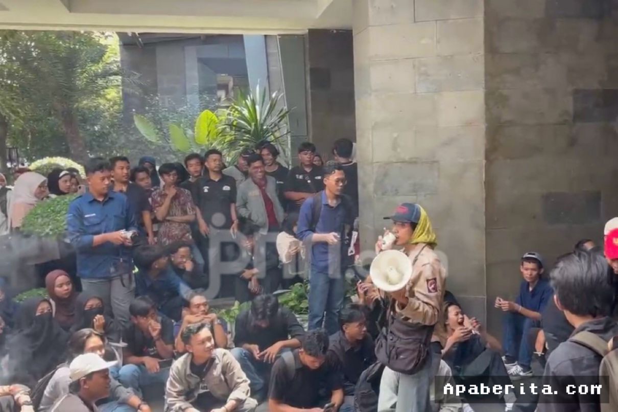SURABAYA — Mahasiswa UINSA Gelar Aksi Tolak Pelantikan Rektor Muzakki