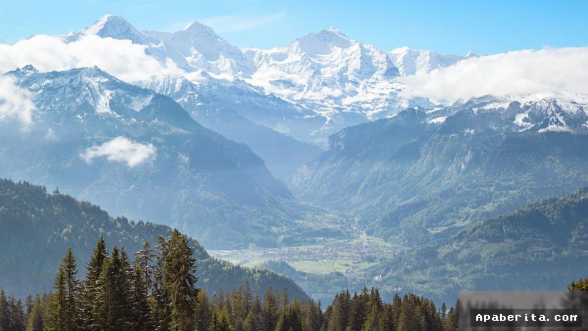 SWISS — Pesawat Kecil Jatuh di Alpen, Tiga Orang Meninggal Dunia