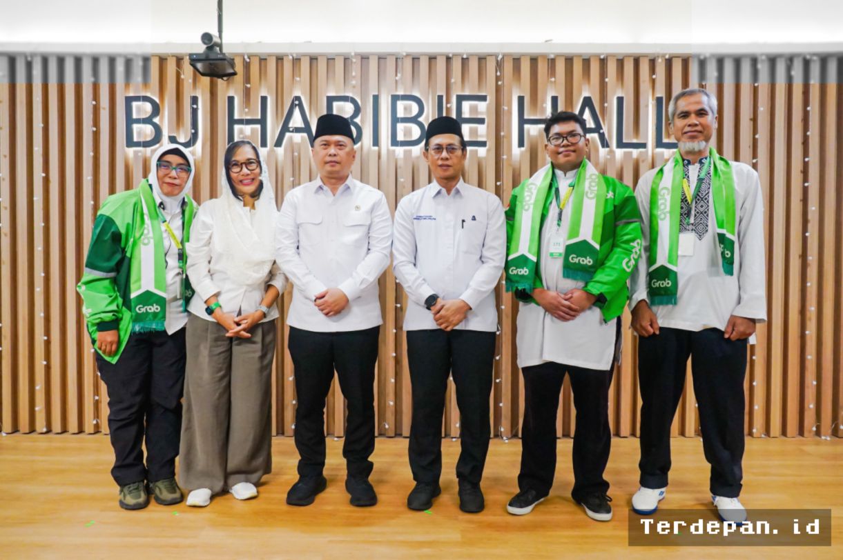 Grab Indonesia Memberangkatkan 105 Mitra Pengemudi Berprestasi Umrah Gratis