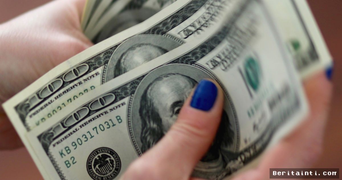 BUENOS AIRES — Nilai Tukar Dolar CCL Argentina Fluktuatif Akibat Ketatnya Kontrol Valas