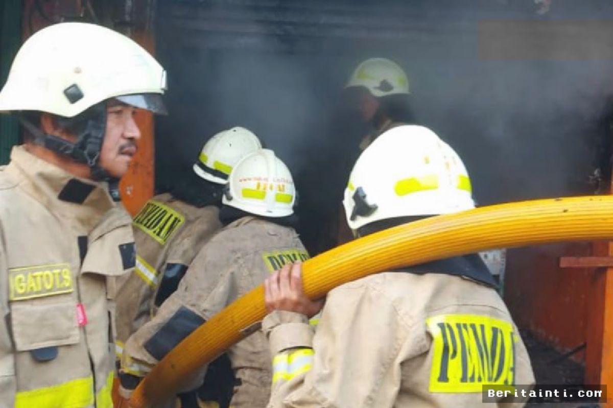JAKARTA UTARA — Gulkarmat Berhasil Memadamkan Kebakaran Warung Ayam Geprek Cilincing