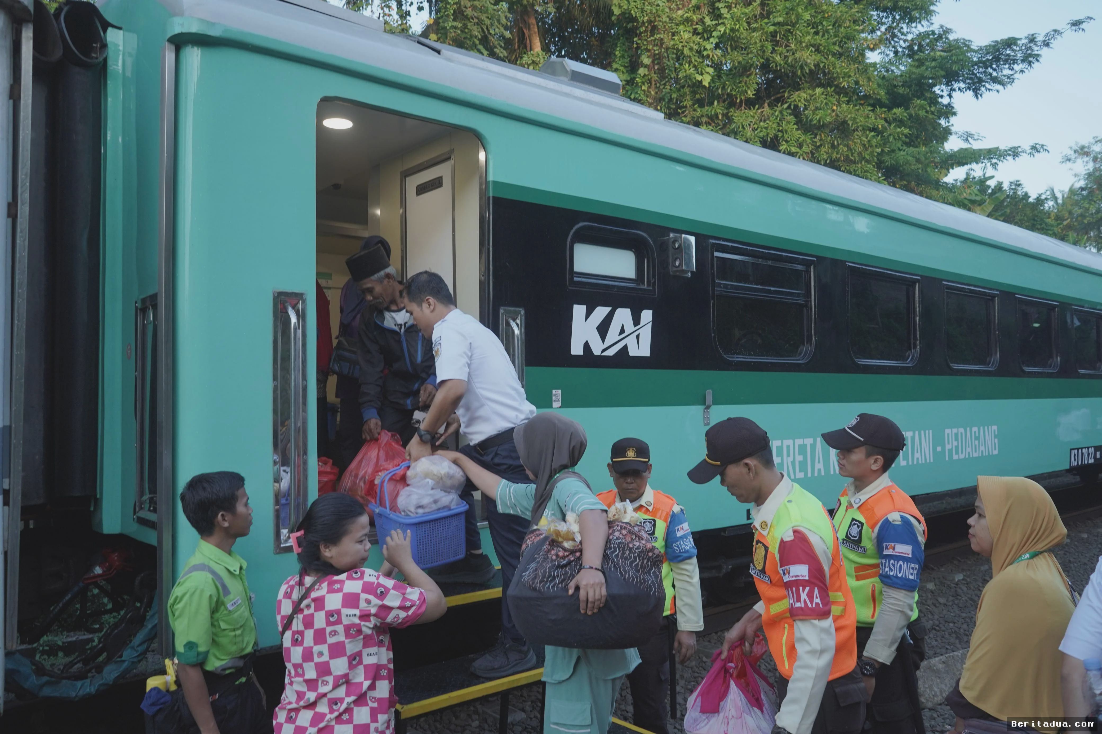 BANTEN — Kereta Petani dan Pedagang Angkut 43 Ribu Penumpang