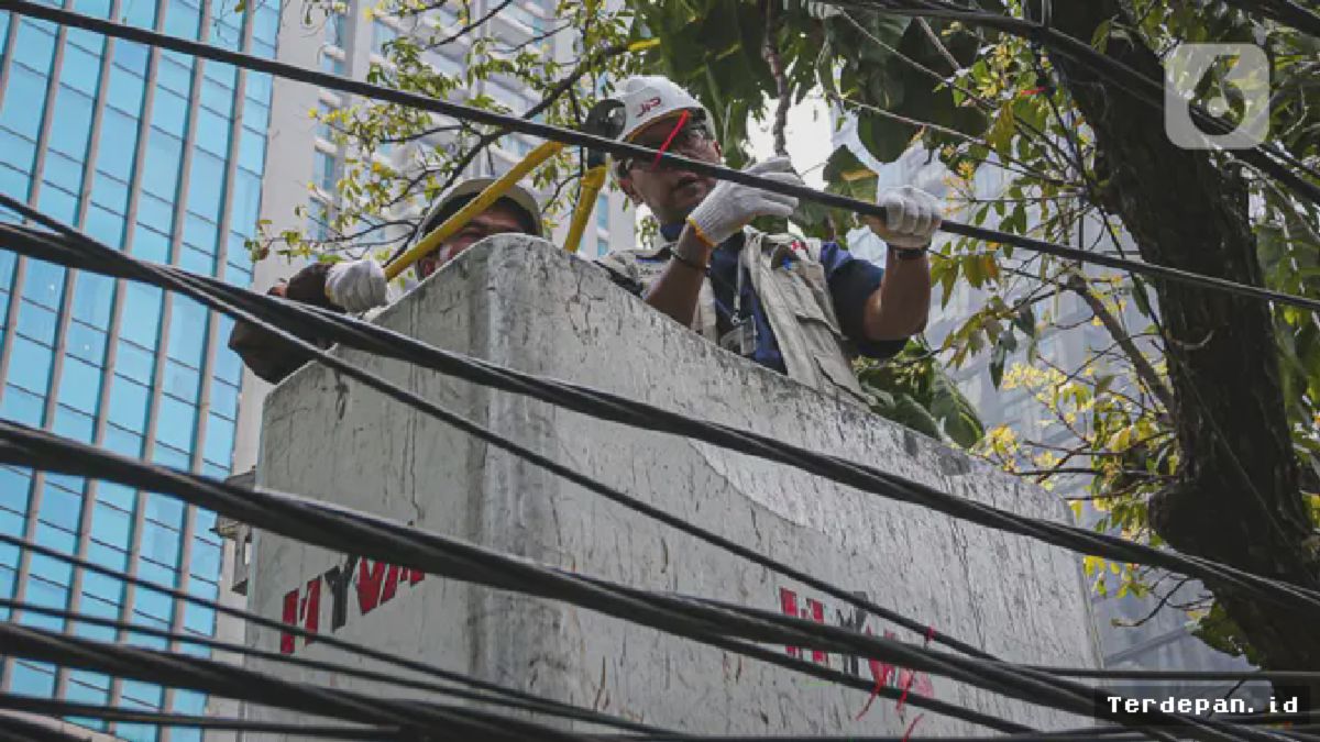JAKARTA — Dinas Bina Marga Potong Kabel Fiber Optik Semrawut di Senopati