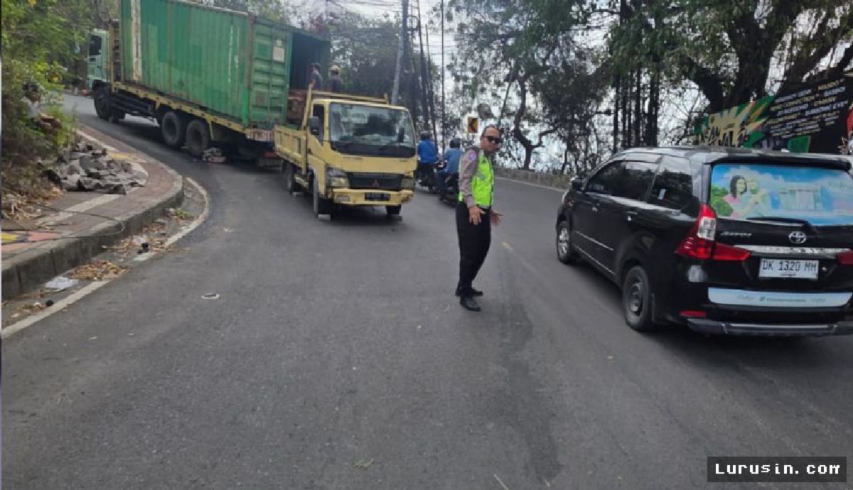 Kuta Selatan — Truk Tronton Angkut Kayu Terangkat di Tanjakan Ungasan