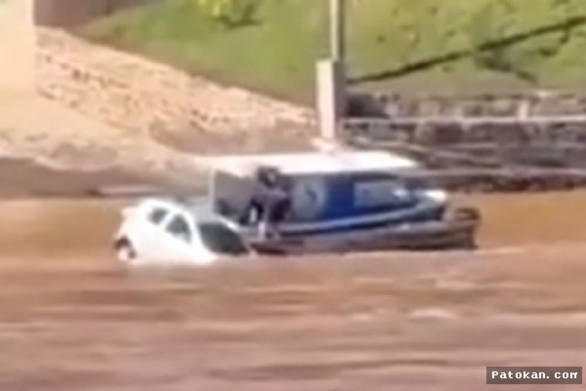 PERBATASAN ARGENTINA — Mobil Terjun ke Sungai Uruguay Usai Menerobos Pintu Ferri