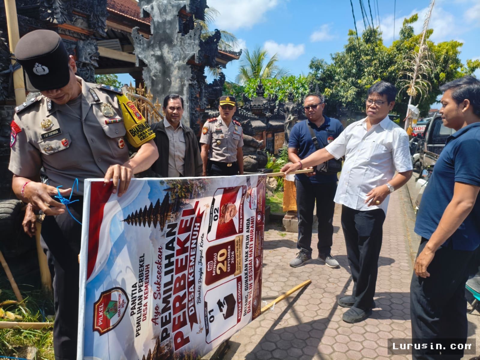 Sukawati — Polsek Sukawati Kawal Penertiban Baliho Pilkel Kemenuh
