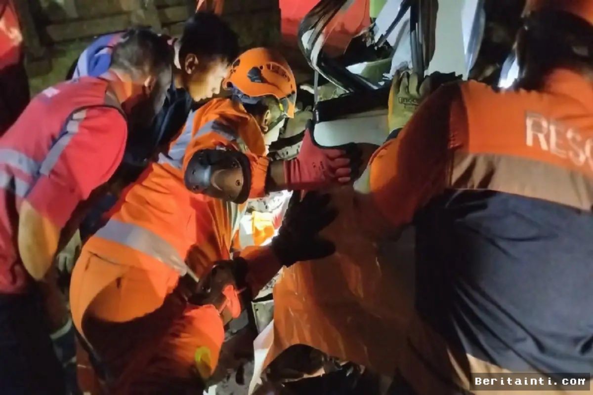 Hiace Tabrak Truk di Tol Pemalang, Dua Penumpang Terjepit