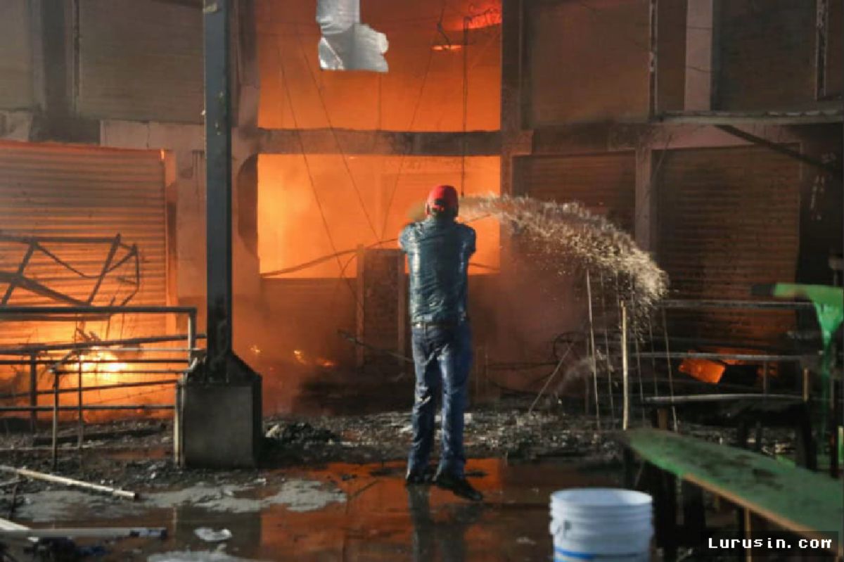 Acapulco: Kebakaran Hebat Hanguskan 108 Kios di Pasar Sentral