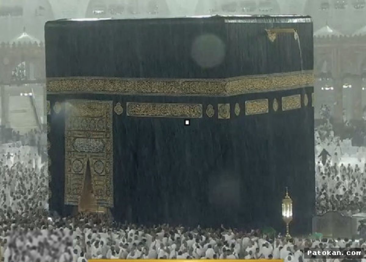 MAKKAH — Hujan Deras Guyur Masjidil Haram, Jemaah Khusyuk Beribadah