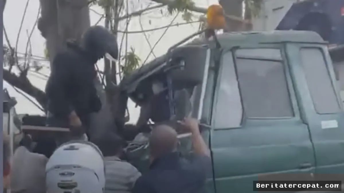 Surabaya — Truk Trailer Diduga Rem Blong Hantam Pohon di Greges