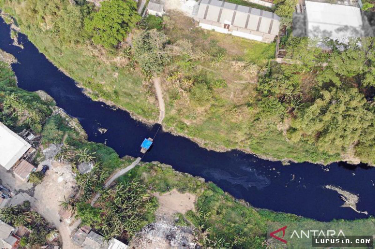 BOGOR — Air Sungai Cileungsi Menghitam Pekat Akibat Pencemaran Limbah Industri