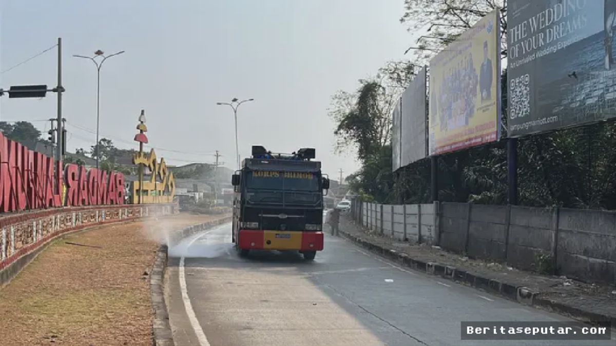 Brimob Polda Lampung Semprot Jalan Protokol Bersihkan Sebaran Debu Vulkanik