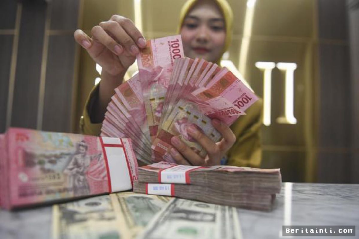 JAKARTA — Rupiah Melemah ke Rp17.585 Akibat Lonjakan Minyak Mentah Dunia