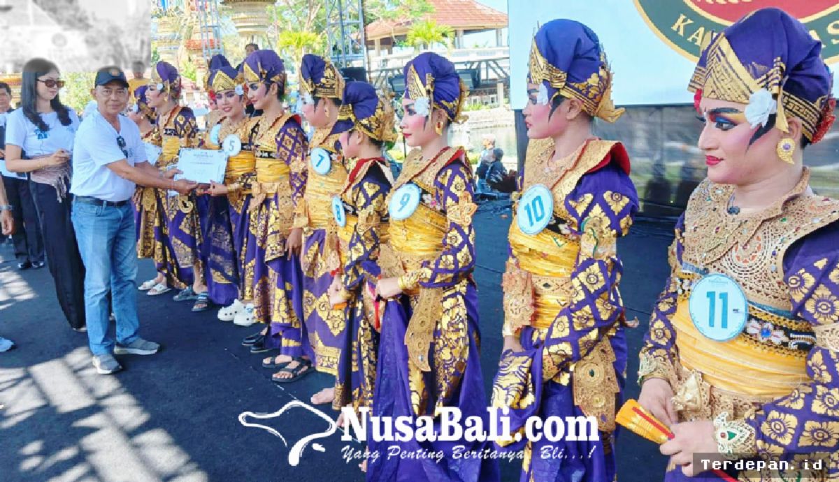 KARANGASEM — Lomba Tari Truna Jaya Memikat Wisatawan di Taman Tirtagangga