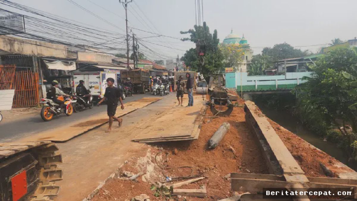 Urai Macet Sawangan, Pemkot Depok Mulai Perlebar Jalan Raya Cipayung